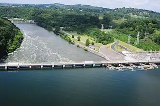 Zicht op dam stroomafwaarts