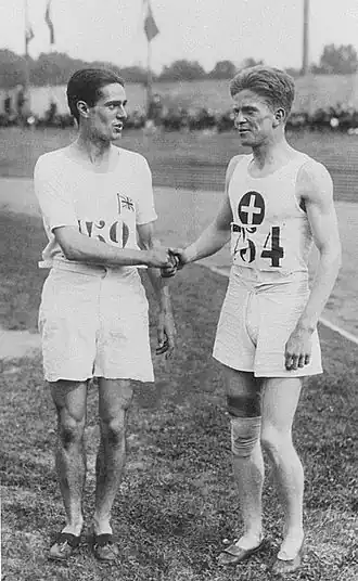 Paul Martin (rechts) schudt de hand van de Brit Douglas Lowe na de finale van de 800 m op de Olympische Zomerspelen van 1924 in Parijs, waarbij Lowe de gouden en Martin de zilveren medaille behaalden.