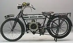 Model G uit 1912 had wel een extra kettingaangedreven asje achter de motor, maar geen versnellingen. Door het gewijzigde frame lag de motor lager en moest dit asje naar achteren worden verplaatst.