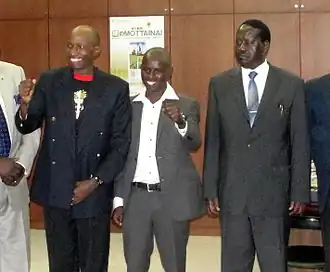 Douglas Wakiihuri (links), met Samuel Wanjiru en Raila Odinga.