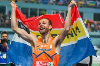 De winnaar Douwe Amels met de Giro555 vlag.