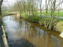 Gezicht over het Warfhuister Loopdiep vanaf de Douwstertil met 't Stort op de achtergrond.