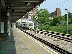 Een trein van C2C op de Pitsearoute bij Dagenham Heathway
