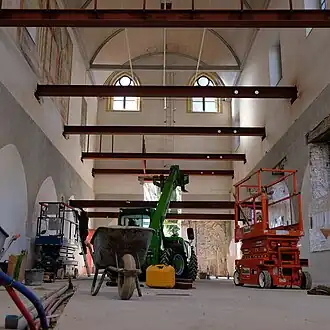 Geplaatste draagbalken voor de zwevende elementen in de Andrieskapel te Maastricht