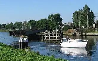 Draaibrug spoorlijn Alphen aan den Rijn, half gesloten