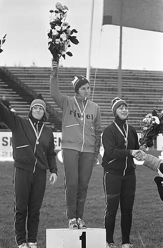 Erepodium 500 m NK dames 1974 links: Truus Dijkstra midden: Atje Keulen-Deelstra rechts: Sjoke Schuurmans