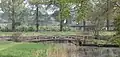 Leeuwenburgh: houten brug over de vijver