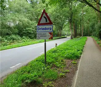 Bord bij binnenkomst Driedorp.