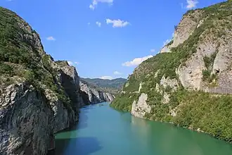De Drina ten zuiden van Višegrad