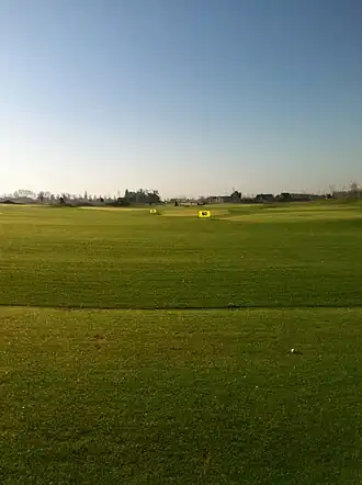 Zicht op de drivingrange van Koksijde Golf ter Hille