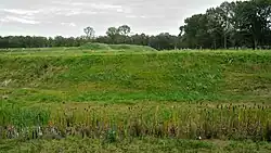 Drooggevallen westelijke gracht bij de plaats van het niet meer aanwezige zuidwestelijke bastion.