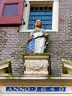 Drommedaris Stedemaagd aan de kant van de brug.