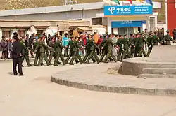 Opmars van soldaten in Drongpa