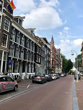 Droogbak als straat met nrs. 7/8 op de voorgrond, torentje is nr. 13 (juli 2019)