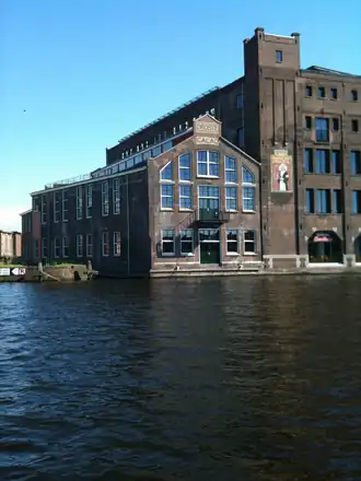 De branderij (links)