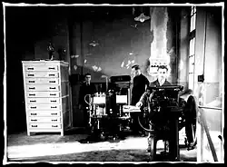 De drukkerij en de jongens in opleiding.