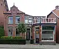 Woonhuis met winkel uitbouw