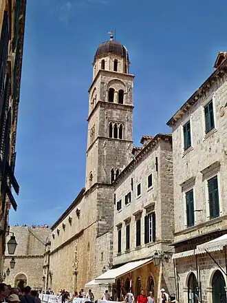 Voorzijde van de kloostercomplex met de klokkentoren aan het Stratum in Dubrovnik
