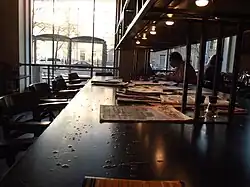 Leestafel in een café