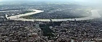Düsseldorf en de Rijn van boven gezien