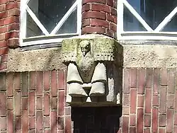 Duif (1919-1920) boven de ingang van het voormalige Hoofdpostkantoor, Haarlem