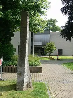 Uccello di pietra (1985), Duisburg