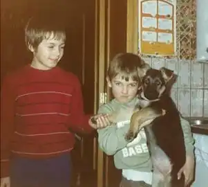 Kinderen met jonge herdershond