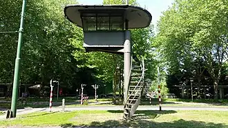 Het begin van de weg met links de ingang van het Amsterdamse Bos en verder een halte van de Museumtramlijn, de "Duiventil" en de Jacob Heinenbrug.