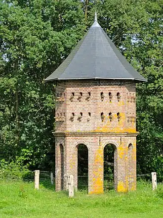 De duiventoren op het landgoed Staverden anno 2012