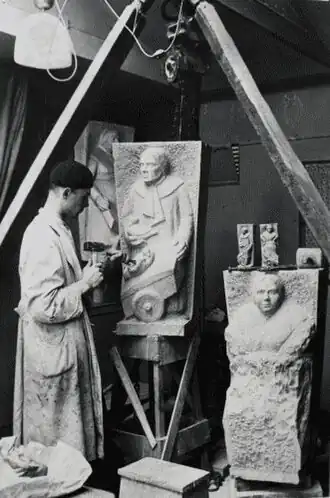 Johan van Berkel werkend aan het Duivenvrouwtje (1942)