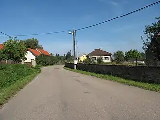 Hoofdweg door het dorp (2014)