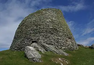 Dun Carloway gezien vanuit het zuidoosten. De muur aan deze zijde is iets hoger dan 9 meter. De broch is op de rots gebouwd.