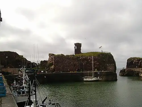 Resten van het poortgebouw: rechts de haveningang, links het blokhuis