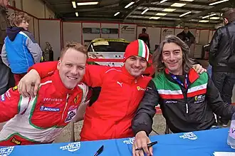 Duncan Cameron (midden) met Matt Griffin en Michele Rugolo op Silverstone in 2014.