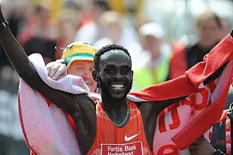 Duncan Kibet na zijn overwinning op de marathon van Rotterdam in 2009.