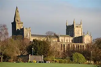 Dunfermline Abbey vanuit het zuiden. Het westelijke deel (links) met de steunberen stamt uit de twaalfde eeuw. Het oostelijke deel (rechts) is de negentiende-eeuwse Abbey Church