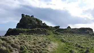 Dunyvaig Castle gezien vanaf de landtong.