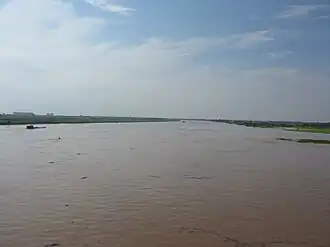 Đuống vanaf de Phu Dong brug, Ha Noi, Viet Nam