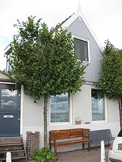 Houten huis van hoofdzakelijk 19e-eeuws aspect