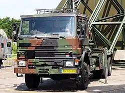 Nederlandse militaire Scania P113H&nbsp;310 NASAMS transporteur met autolaadkraan[5]