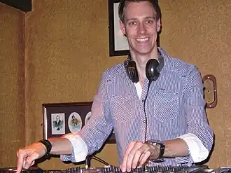 Tjitse Leemhuis tijdens een optreden als club-DJ