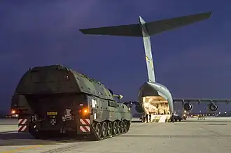 Een Nederlandse pantserhowitser wordt in Duitsland op een Amerikaans transportvliegtuig geladen om te worden overgevlogen naar Afghanistan (foto: sep 2006).