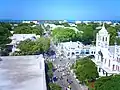 Duval Street op Key West loopt van de Golf van Mexico naar de Atlantische Oceaan en bevat fraaie Victoriaanse gebouwen met Spaanse en Bahamiaanse invloeden.