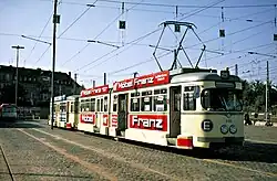 Zesassige gelede tram te Frankfurt met zogenaamde 'bloembakken' die het breedteverschil tussen de ondergrondse perron en de tram moest opvangen.