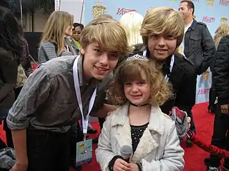 Dylan en Cole Sprouse met Piper Reese in 2009