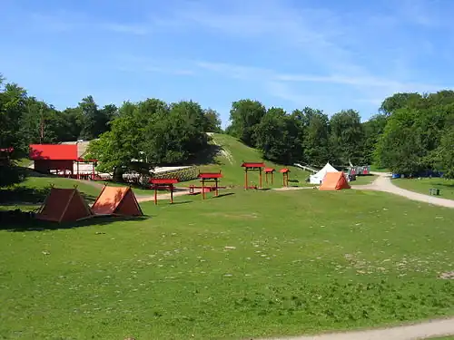 Ulvedalene. De tenten en opbouw zijn onderdeel van een theaterproductie.