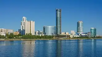 Zicht over de Iset op de bouwplaats van Jekaterinenburg-City