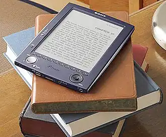 E-reader op een stapel boeken (2007)