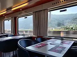 In het restauratierijtuig