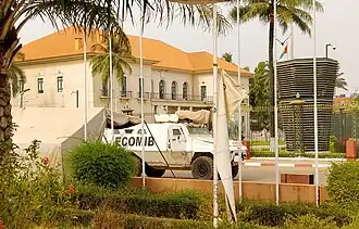 Een pantservoertuig van de ECOMIB-vredesmacht voor het presidentieel paleis van Guinee-Bissau in februari 2019.